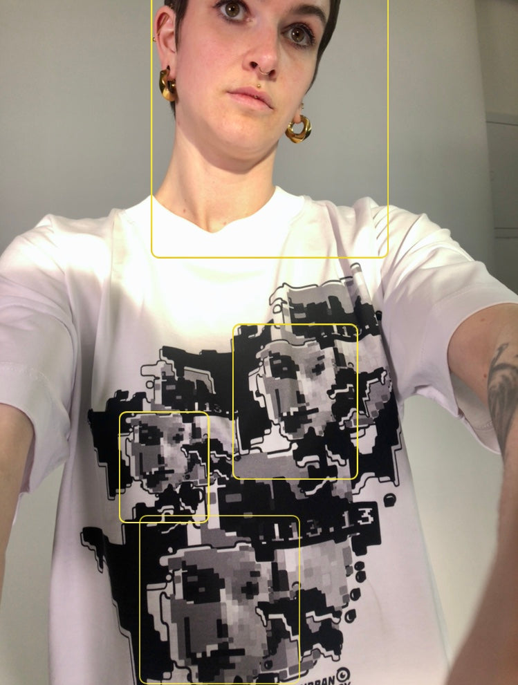 FACEPTION RELOADED | Unisex T-Shirt mit Print, das Gesichtserkennung verwirrt, aus Bio-Baumwolle