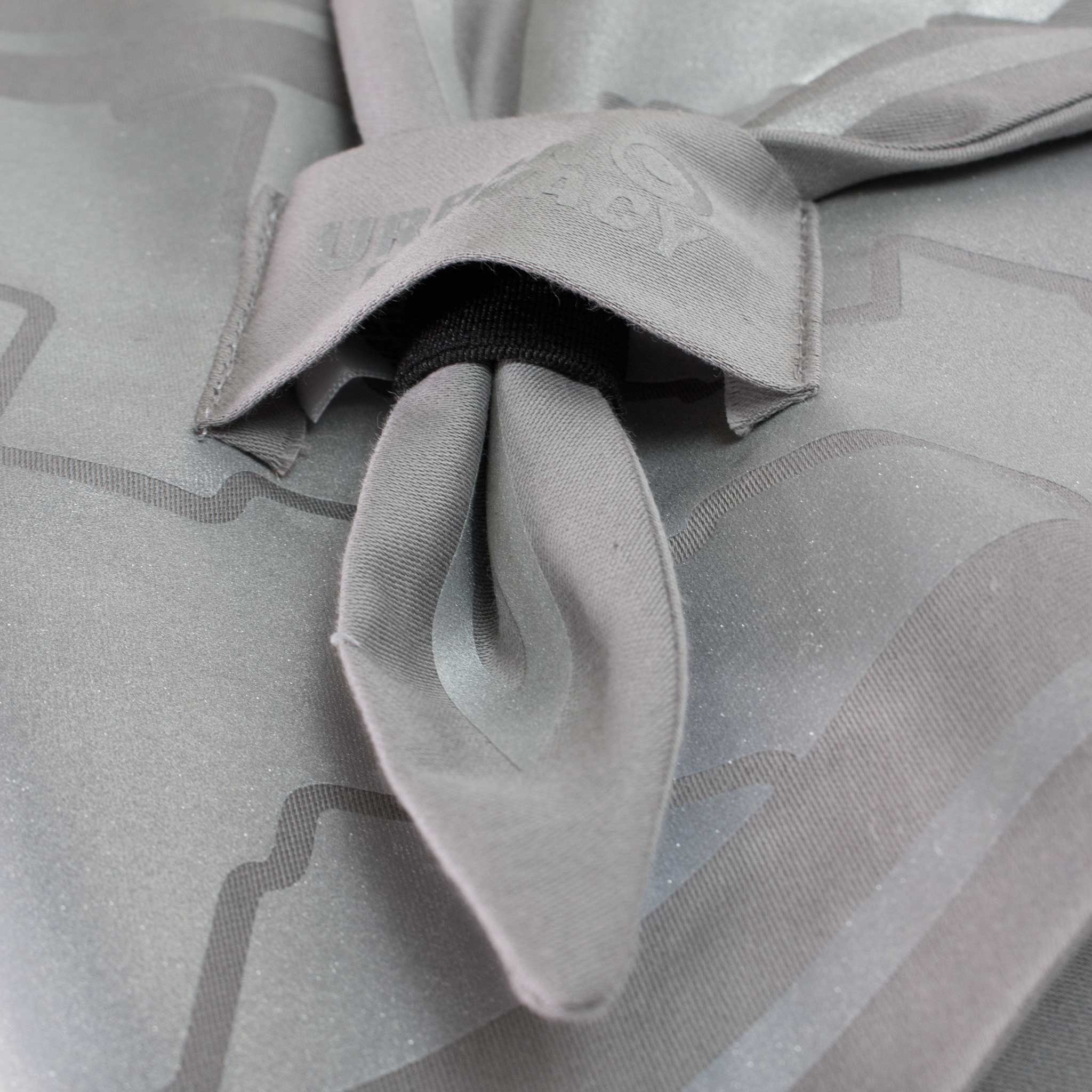 DREIECKS BANDANA | Unisex Dreieckstuch mit reflektierenden Print gegen Blitzlichtfotos aus Bio-Baumwolle