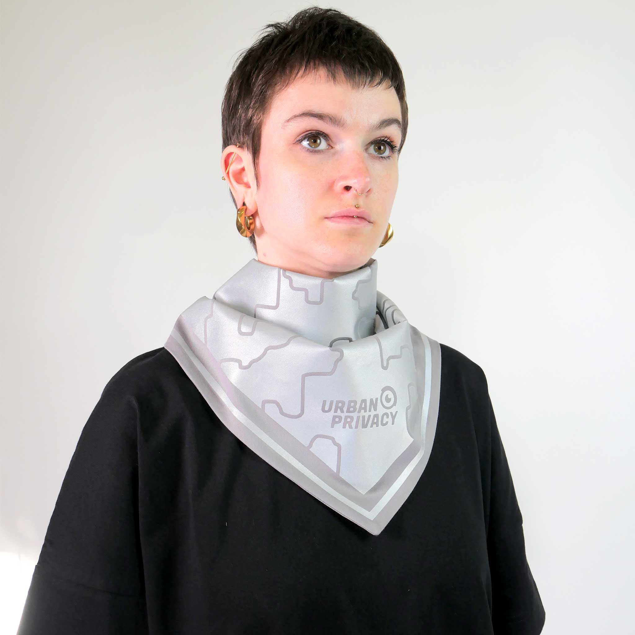 DREIECKS BANDANA | Unisex Dreieckstuch mit reflektierenden Print gegen Blitzlichtfotos aus Bio-Baumwolle