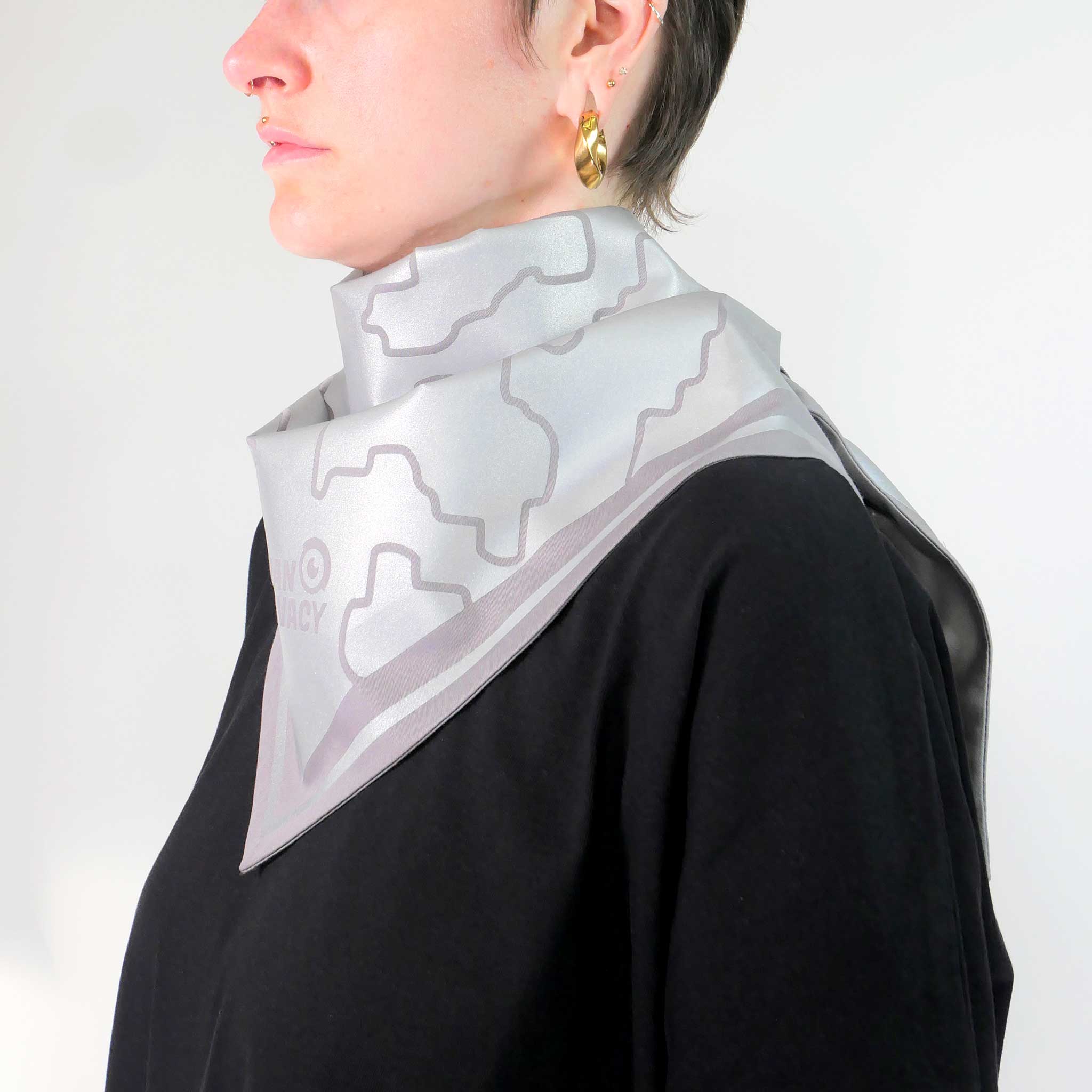 DREIECKS BANDANA | Unisex Dreieckstuch mit reflektierenden Print gegen Blitzlichtfotos aus Bio-Baumwolle