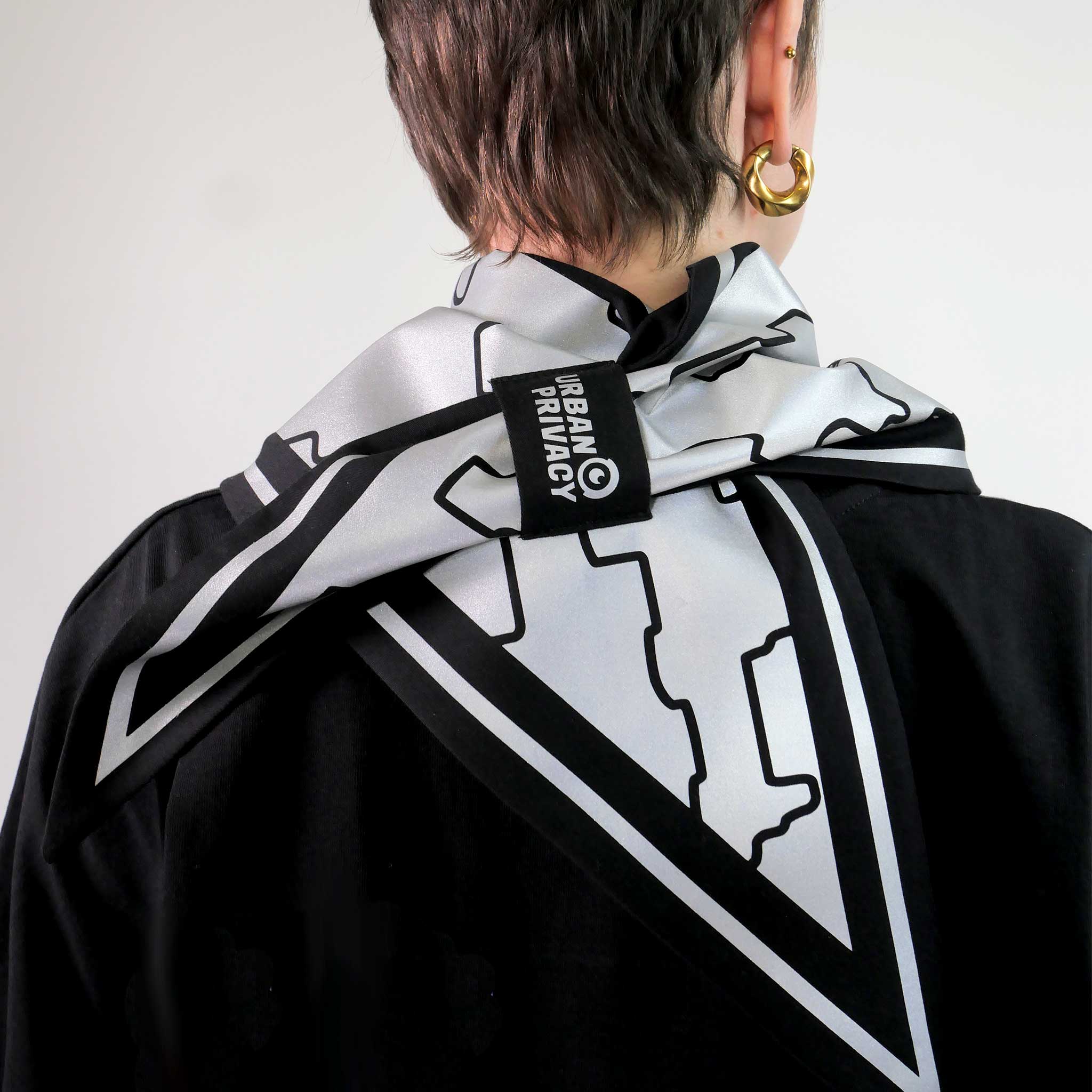 DREIECKS BANDANA | Unisex Dreieckstuch mit reflektierenden Print gegen Blitzlichtfotos aus Bio-Baumwolle