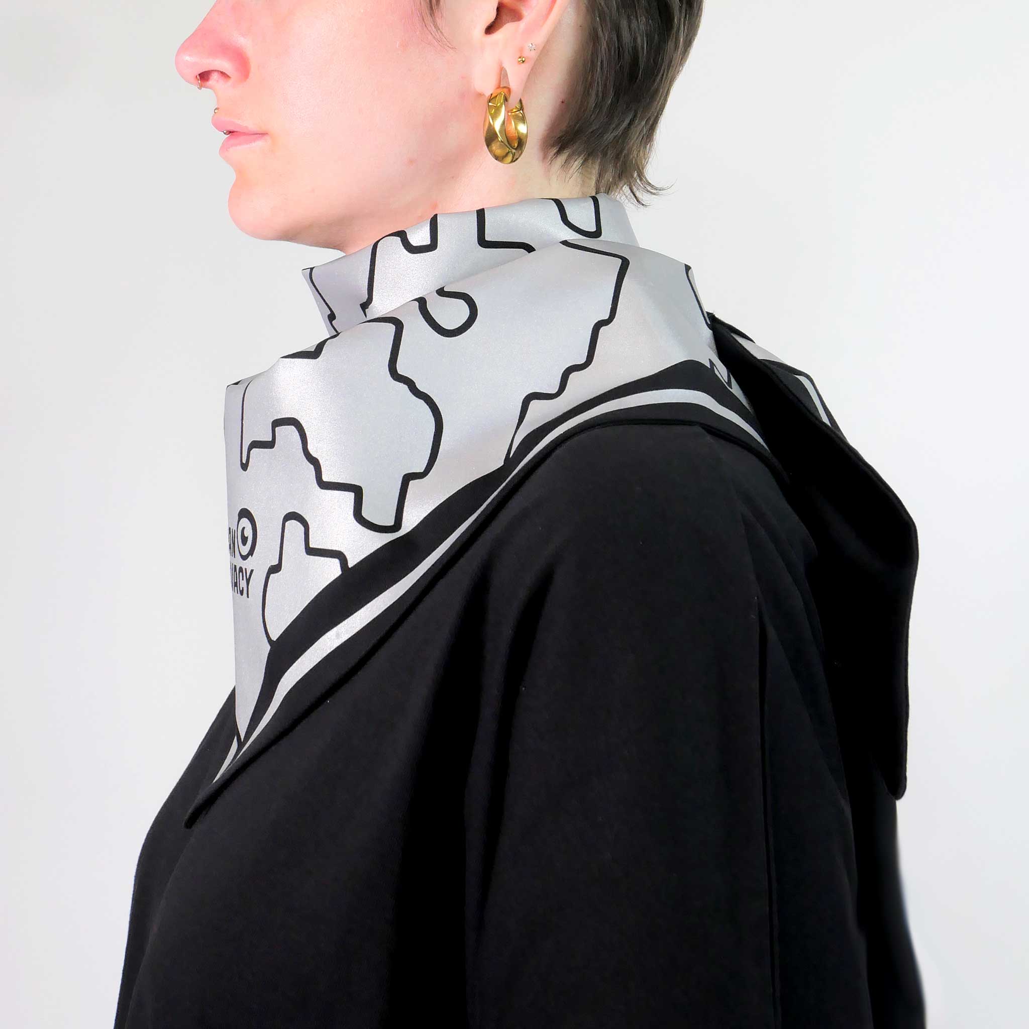 DREIECKS BANDANA | Unisex Dreieckstuch mit reflektierenden Print gegen Blitzlichtfotos aus Bio-Baumwolle