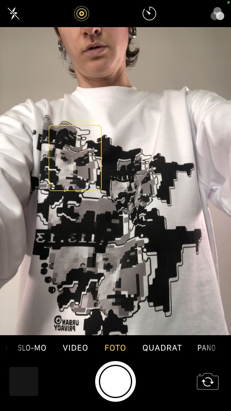 FACEPTION RELOADED | Unisex Hoodie mit Print, das Gesichtserkennung verwirrt, aus Bio-Baumwolle