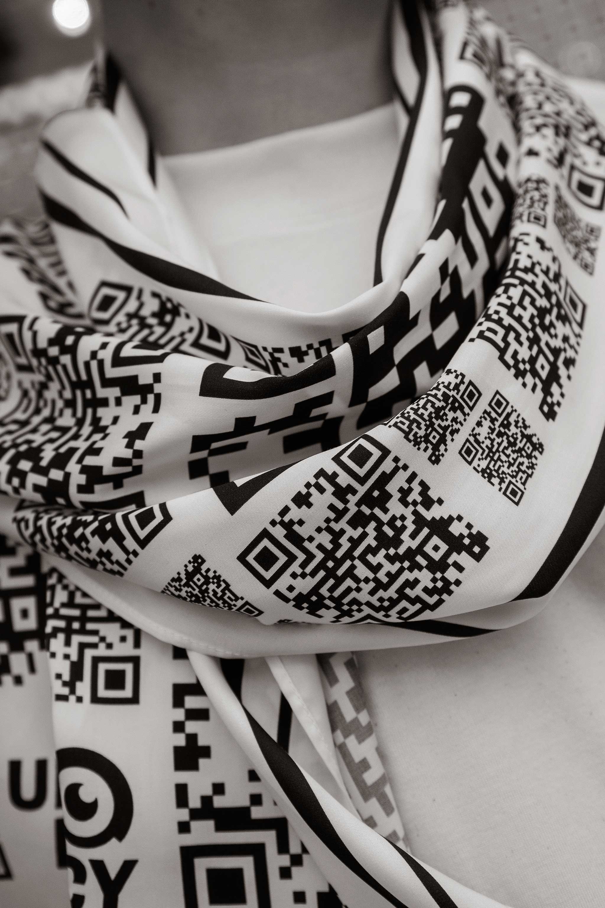 STOP TAKING PICTURES OF ME I Unisex Schal mit QR-Code Print für mehr Privatsphäre, aus Tencel