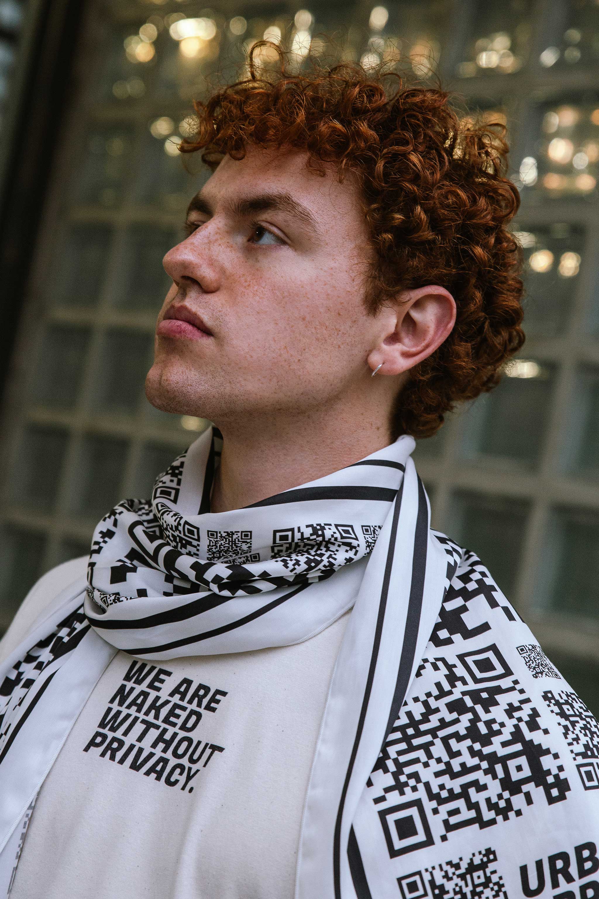 STOP TAKING PICTURES OF ME I Unisex Schal mit QR-Code Print für mehr Privatsphäre, aus Tencel