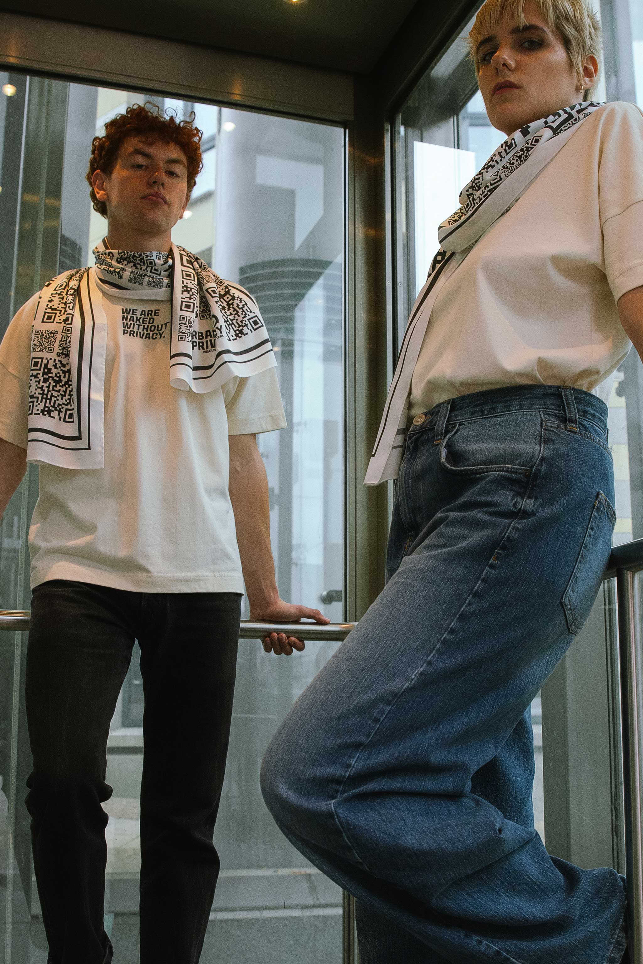 STOP TAKING PICTURES OF ME I Unisex Schal mit QR-Code Print für mehr Privatsphäre, aus Tencel