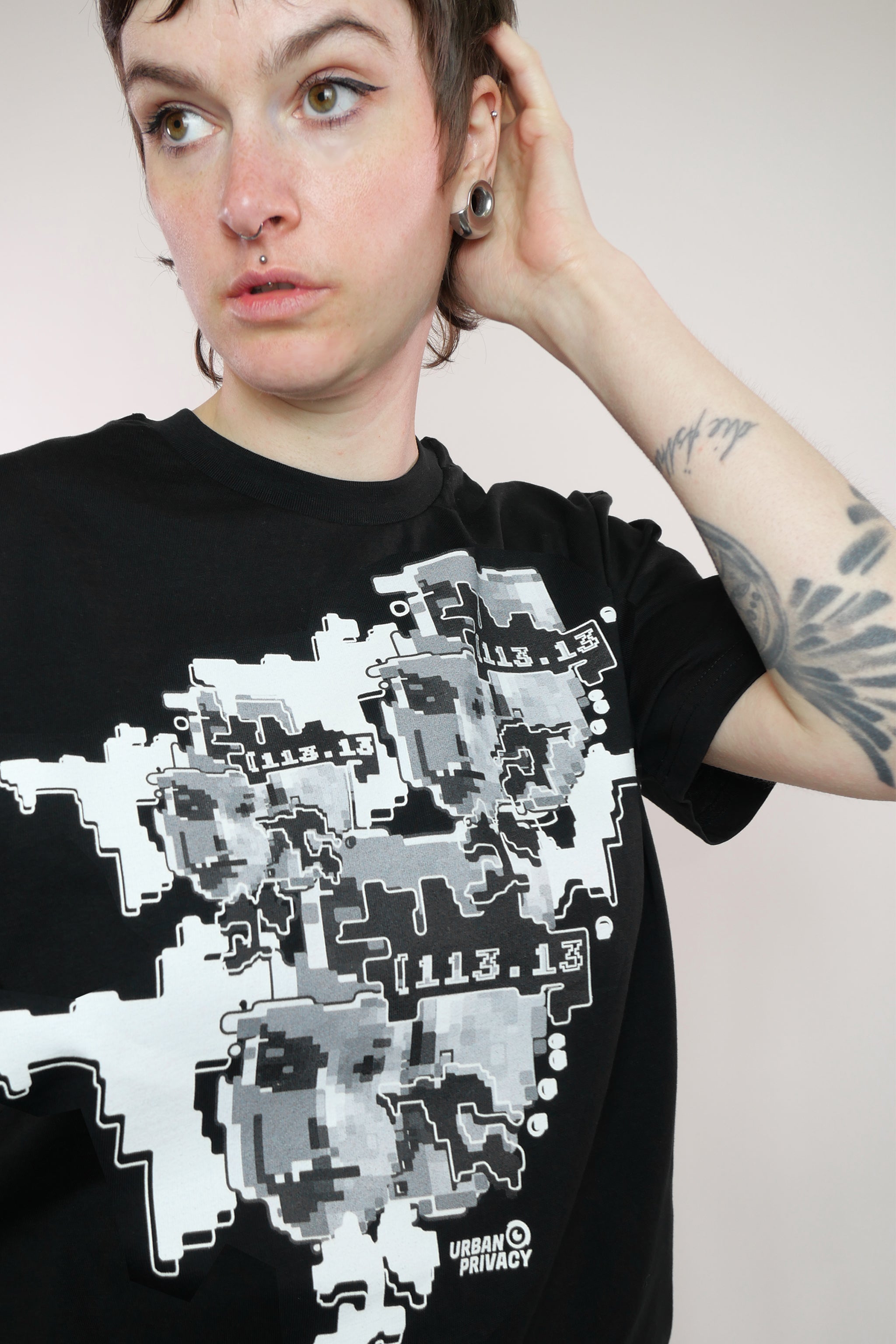 FACEPTION RELOADED | Unisex Slim-Fit T-Shirt mit Print, das Gesichtserkennung verwirrt, aus Bio-Baumwolle