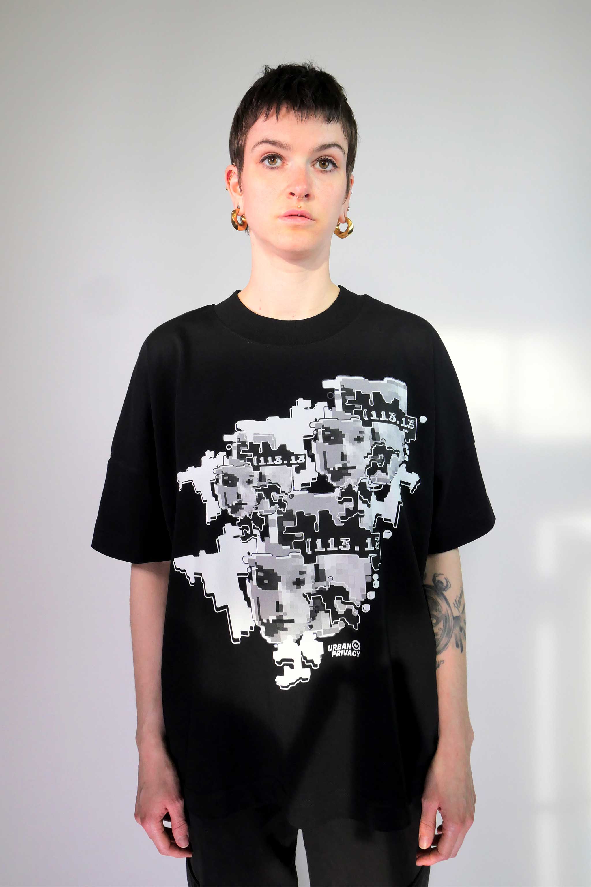 FACEPTION RELOADED | Unisex T-Shirt mit Print, das Gesichtserkennung verwirrt, aus Bio-Baumwolle