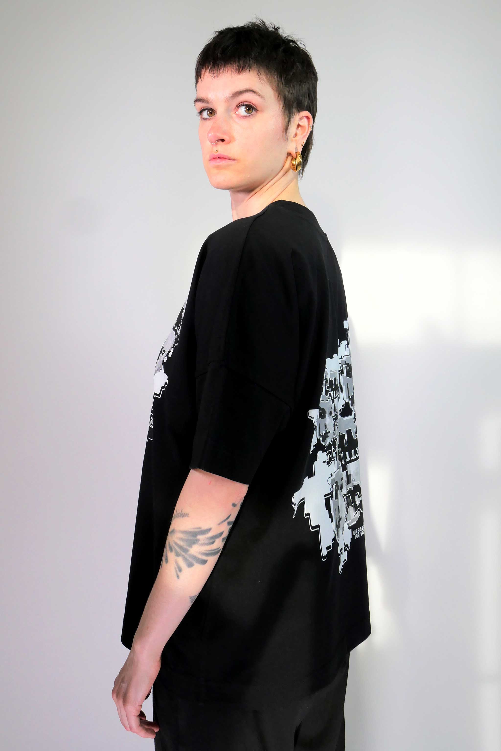 FACEPTION RELOADED | Unisex T-Shirt mit Print, das Gesichtserkennung verwirrt, aus Bio-Baumwolle