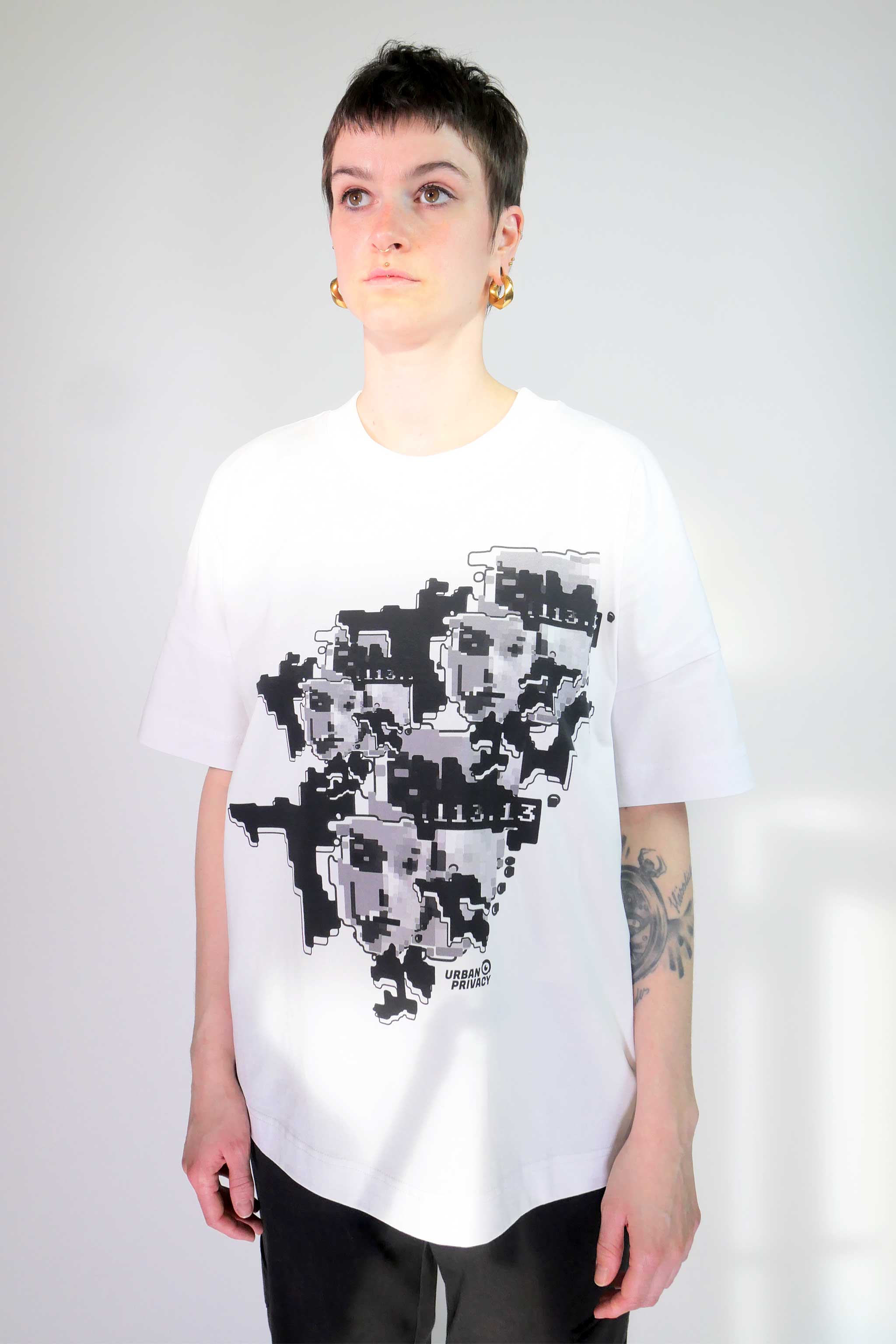 FACEPTION RELOADED | Unisex T-Shirt mit Print, das Gesichtserkennung verwirrt, aus Bio-Baumwolle