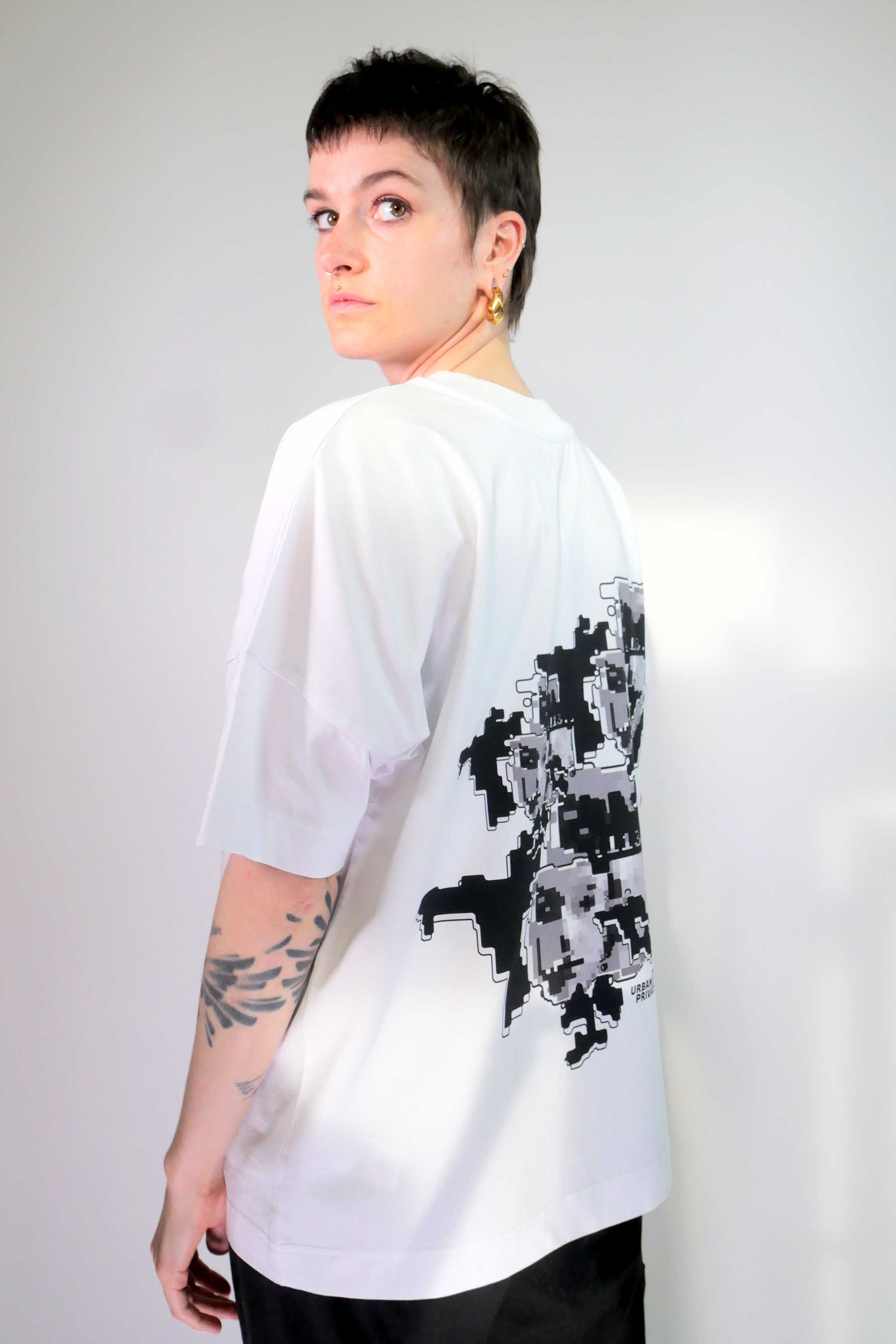 FACEPTION RELOADED | Unisex T-Shirt mit Print, das Gesichtserkennung verwirrt, aus Bio-Baumwolle