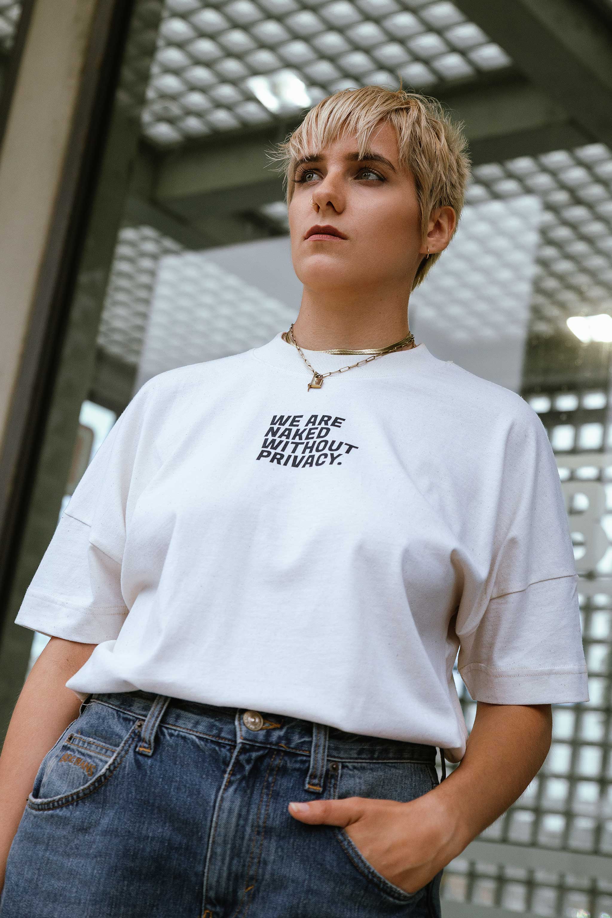 WE ARE NAKED WITHOUT PRIVACY I Unisex T-Shirt mit Statement Print, aus Bio-Baumwolle