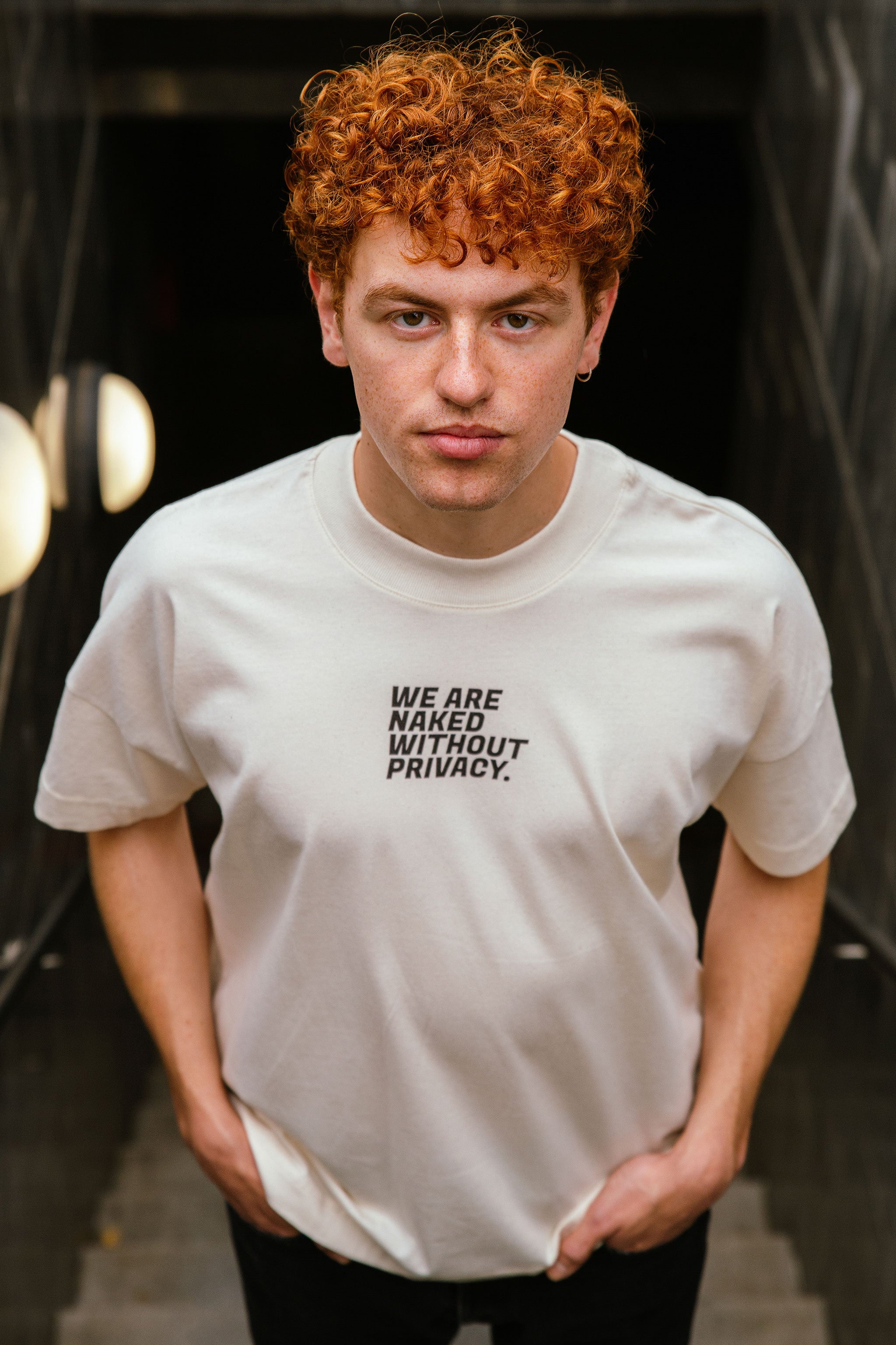 WE ARE NAKED WITHOUT PRIVACY I Unisex T-Shirt mit Statement Print, aus Bio-Baumwolle
