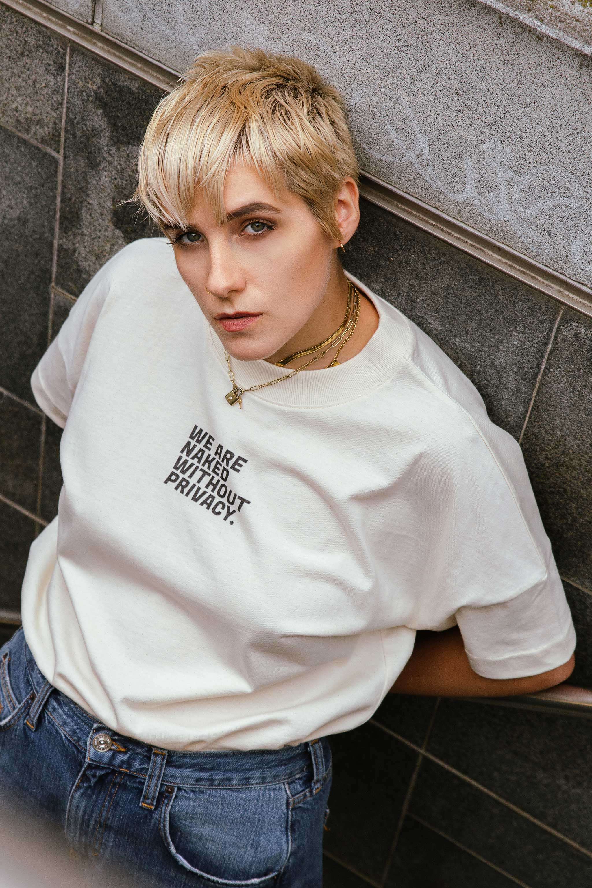 WE ARE NAKED WITHOUT PRIVACY I Unisex T-Shirt mit Statement Print, aus Bio-Baumwolle