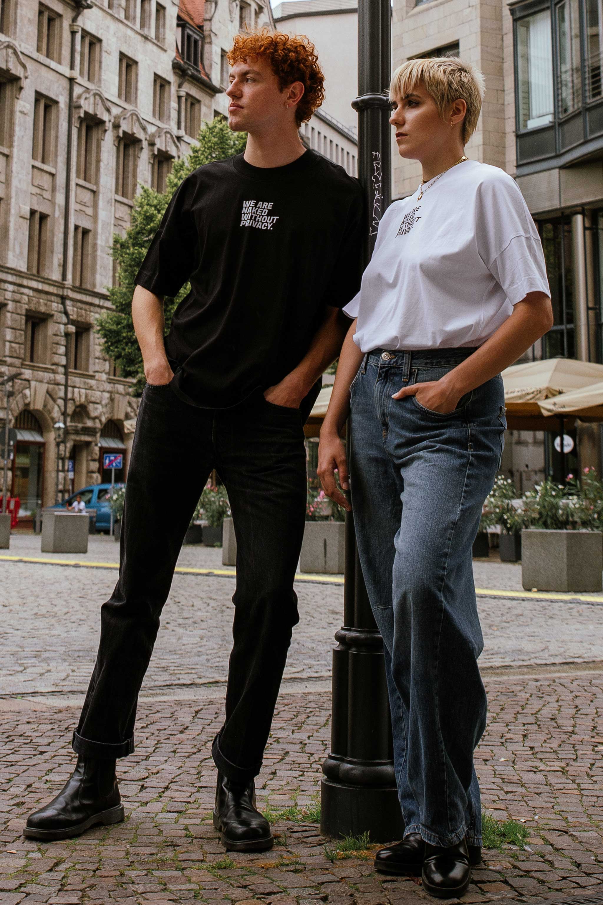 WE ARE NAKED WITHOUT PRIVACY I Unisex T-Shirt mit Statement Print, aus Bio-Baumwolle