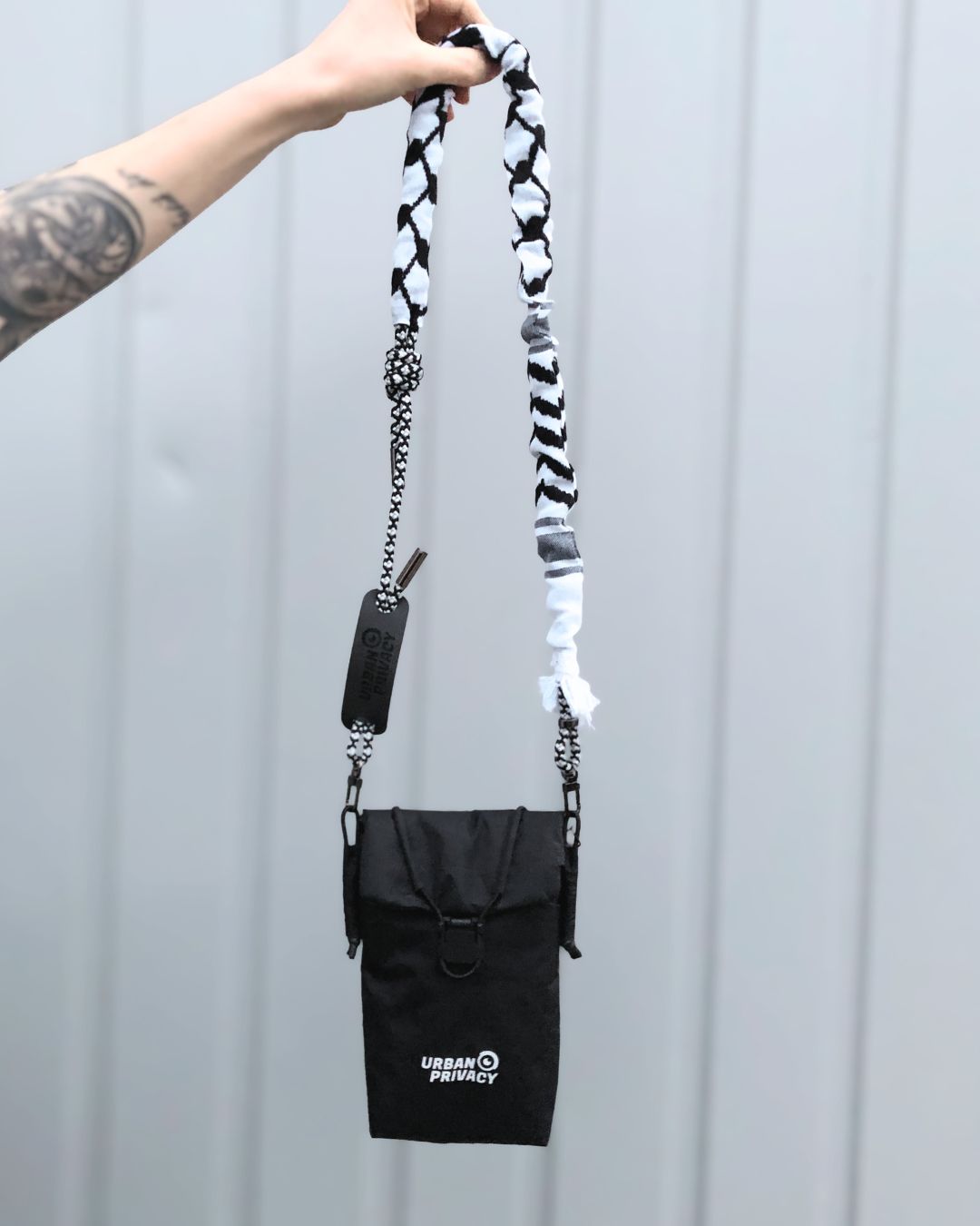 OFLAIN V2 I the anti-tracking faraday bag with stylish smartphone necklace blocks WLAN, GPS, WIFI, RFID