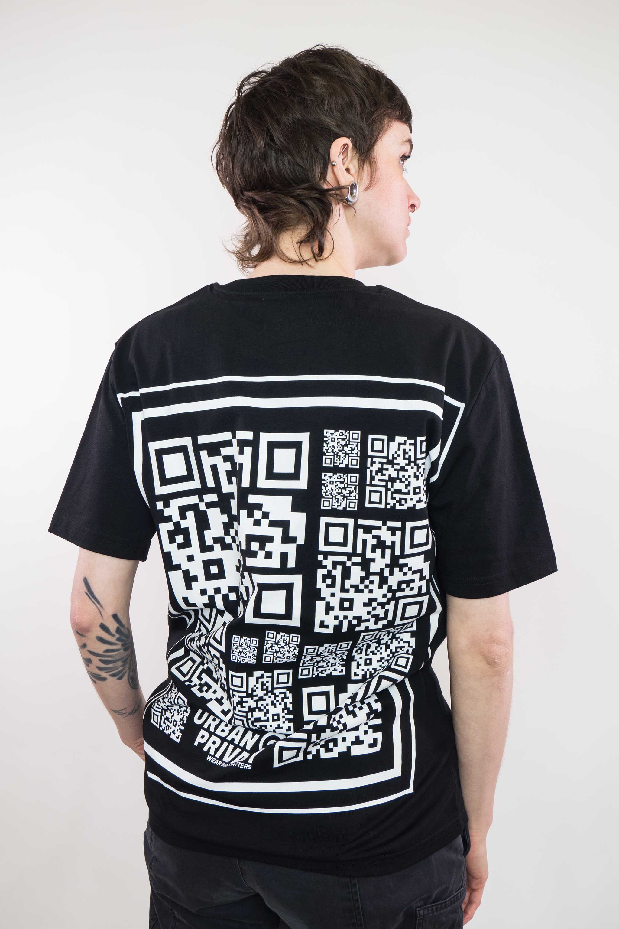 [NO PHOTOS PLS] | Eco Unisex Slim Fit T-Shirt Look But Don't Capture QR-Code Print in Black