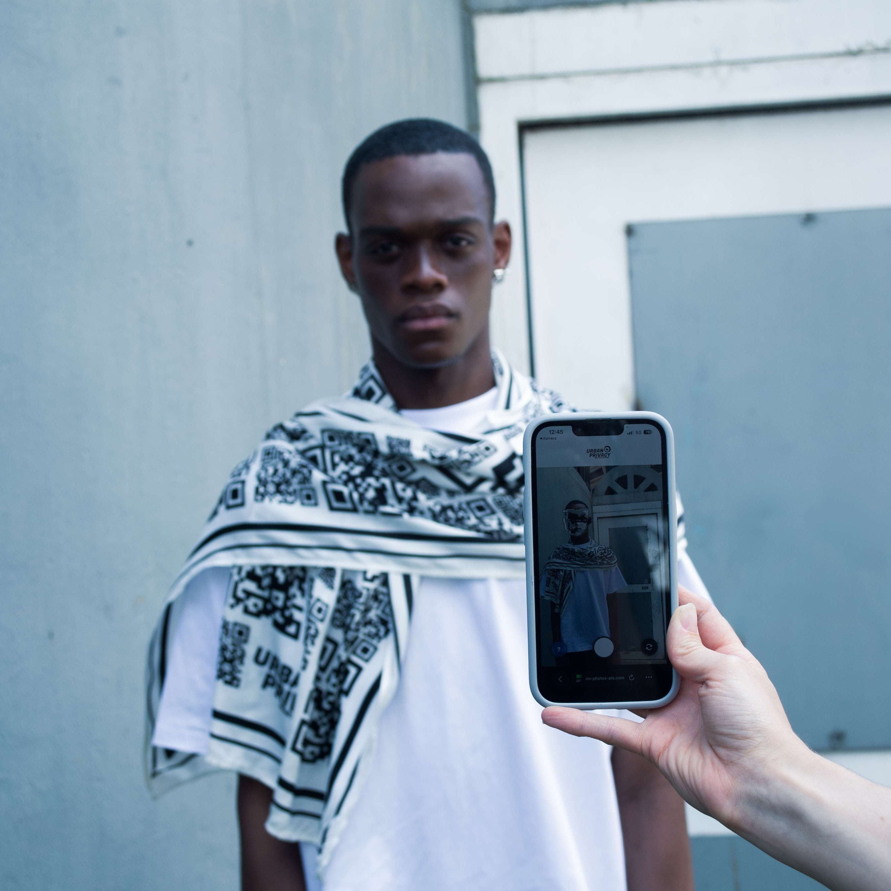 The QR code scarf against unauthorized photography – URBANPRIVACY